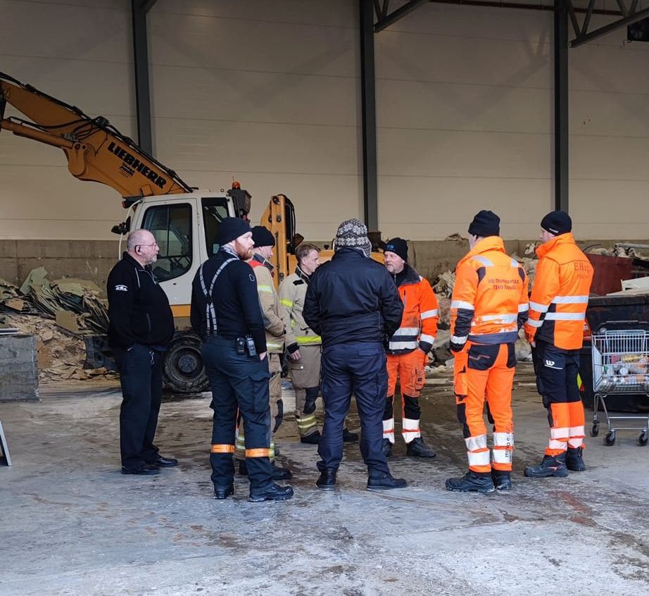 Anasatte i HB Transport og Gjenvinning AS står i ring og prater